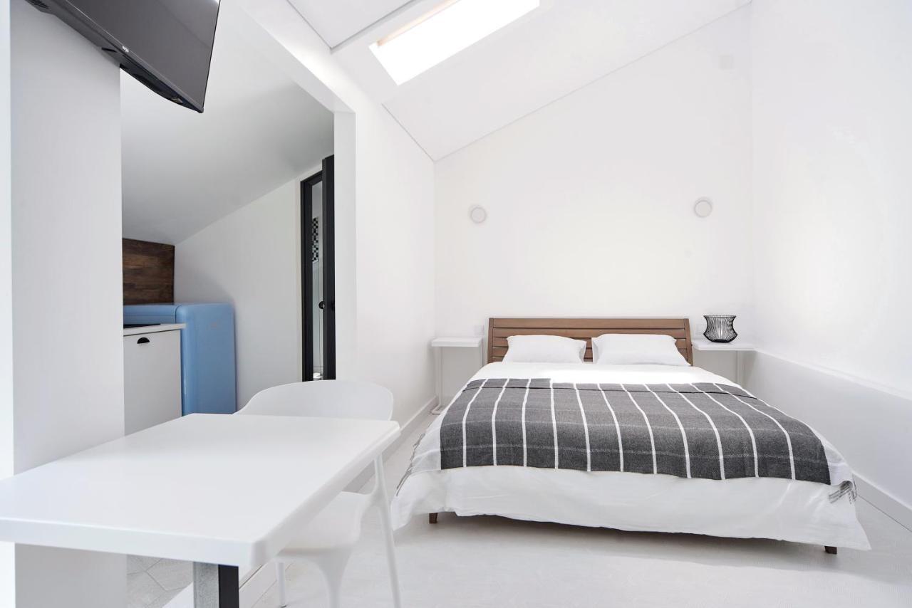 White Door Mansard Heart Of 2 Apartament