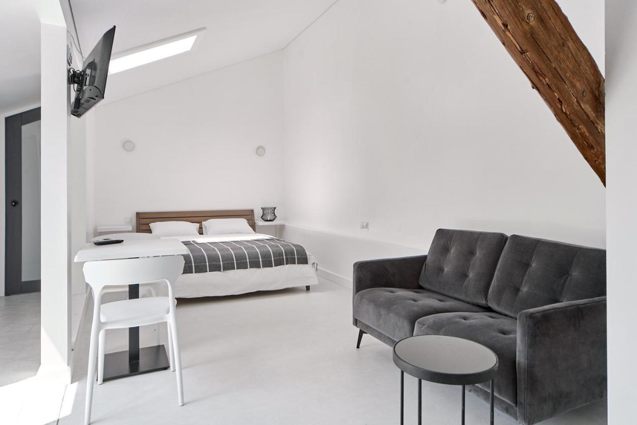 White Door Mansard Heart Of 2 Apartament *